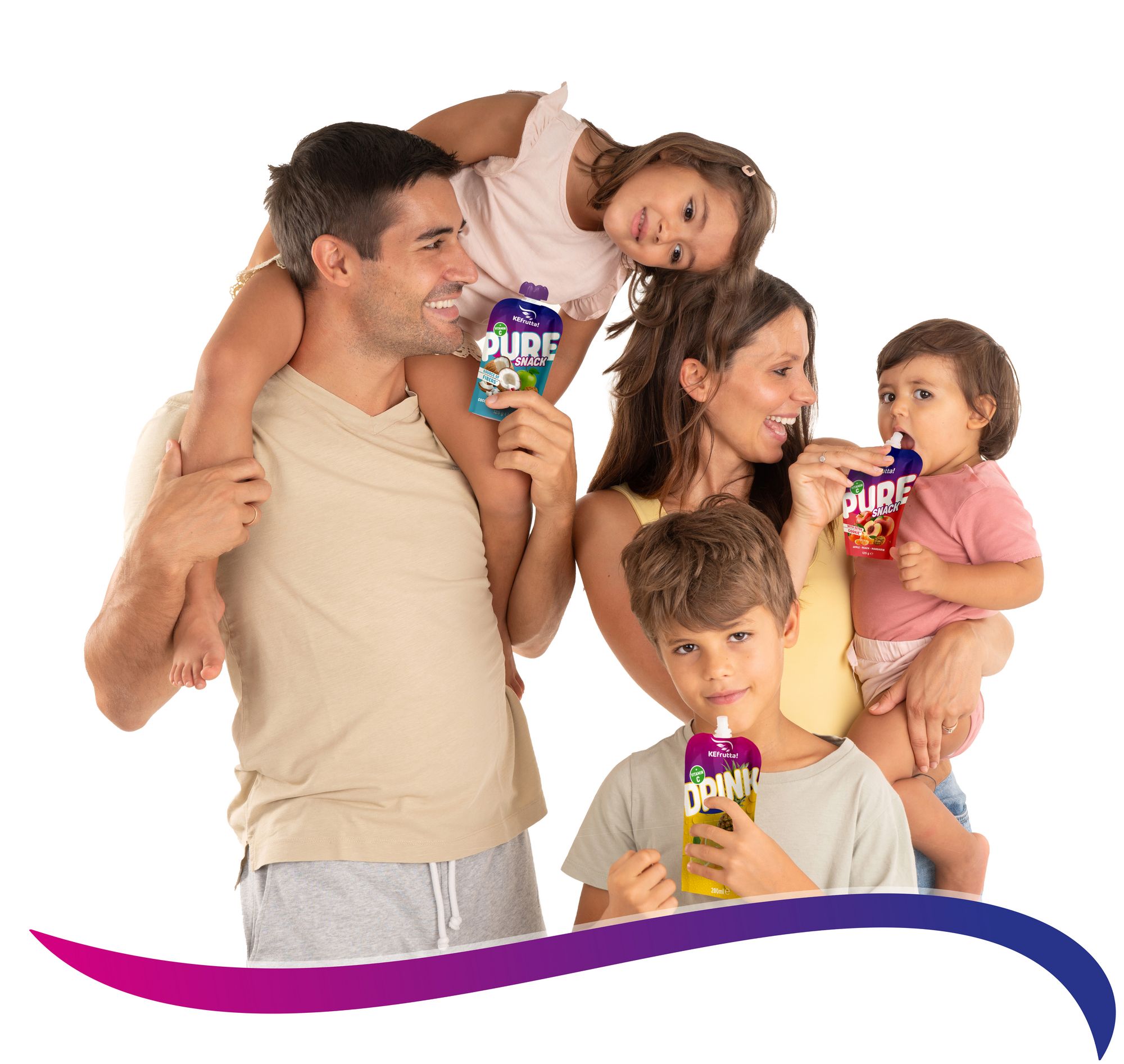 Eine glückliche vierköpfige Familie vor weißem Hintergrund, die gemeinsam verschiedene Kefrutta-Snackbeutel genießt.