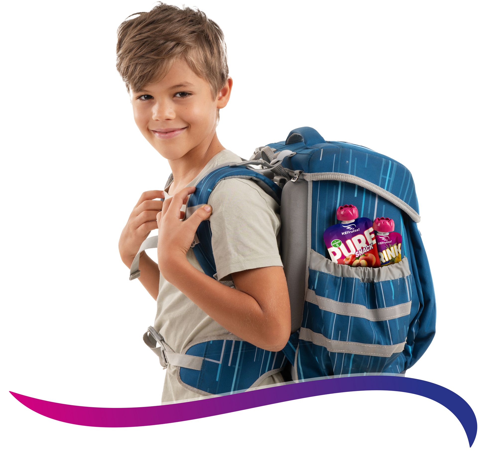 Ein lächelnder Junge mit einem blauen Schulrucksack, dessen Seitentasche zwei Quetschbeutel mit Fruchtpüree enthält.