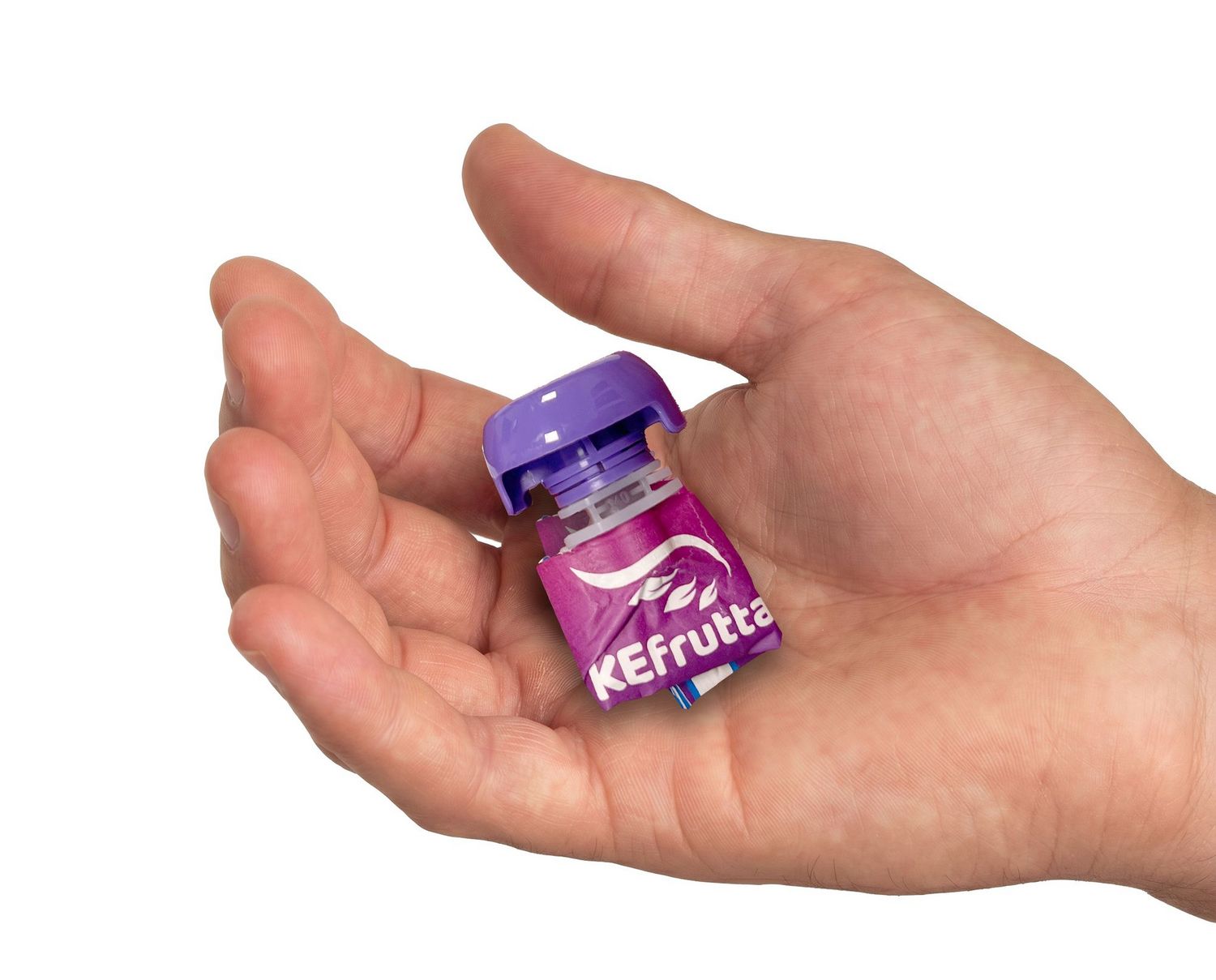Eine Hand hält eine geöffnete, violette Portionsverpackung eines KEfrutta-Produkts.