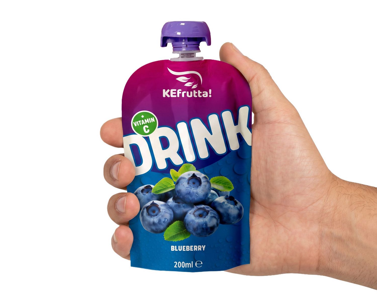 Eine Hand hält eine lilafarbene Quetschbeutel-Verpackung mit dem Aufdruck 'KEfrutta! Drink' und Heidelbeer-Motiv.